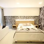 Relais Piazza Del Plebiscito 4*